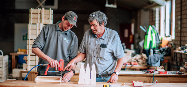 Leo en Peter van LJ Woodproducts zijn samen bezig met houtbewerking