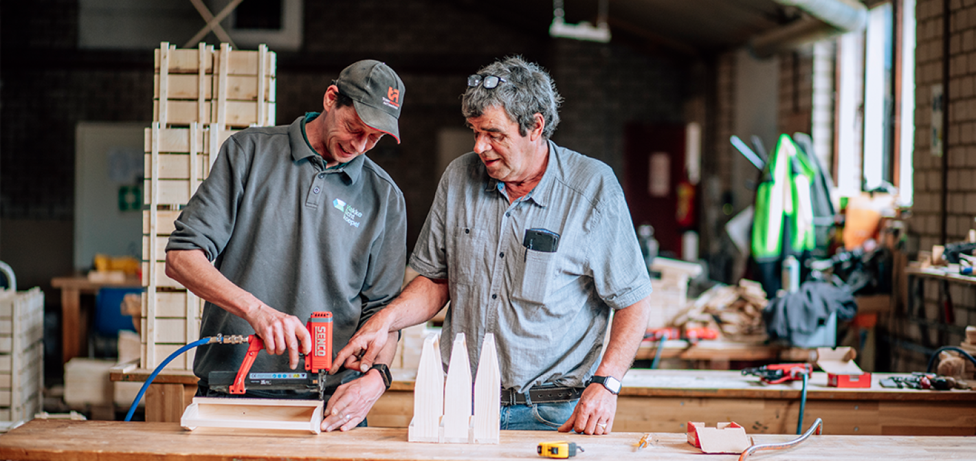 Leo en Peter van LJ Woodproducts zijn samen bezig met houtbewerking