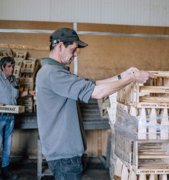 Leo aan het werk bij LJ Woodproducts