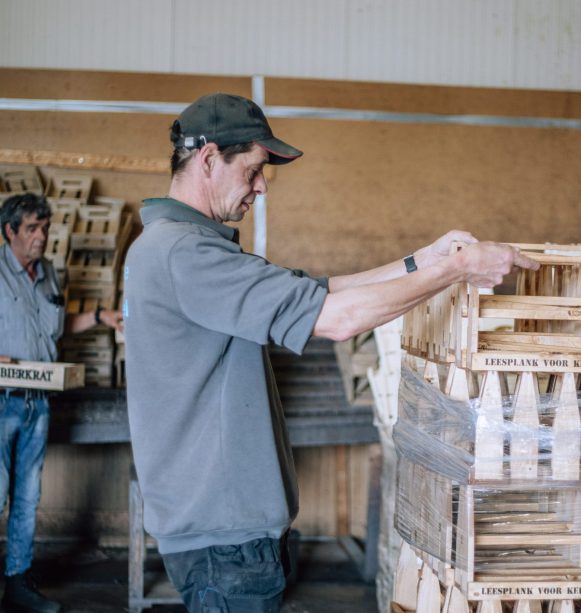 Leo aan het werk bij LJ Woodproducts