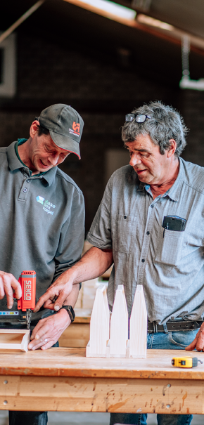 Leo en Peter van LJ Woodproducts zijn samen bezig met houtbewerking