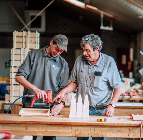 Leo en Peter van LJ Woodproducts zijn samen bezig met houtbewerking